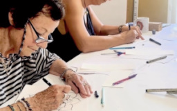 femme dessinant un mandala pendant un atelier
