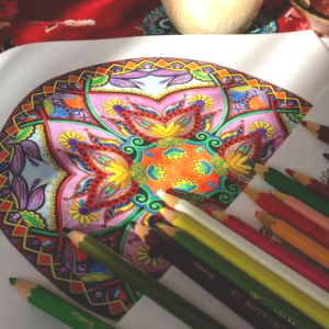 création d'un mandala aux crayons de couleur