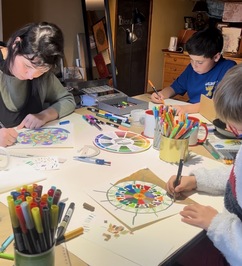 Mandala réalisé à deux mains, parent et enfant