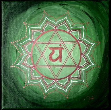 Symbole du cœur avec un lotus et un hexagone en fond vert, marqué du mantra "Yùng".