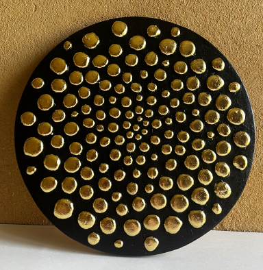 Cerclage noir avec des motifs circulaires dorés en relief.