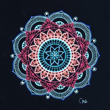 Mandala coloré avec des motifs géométriques en rose, bleu et blanc sur fond noir.