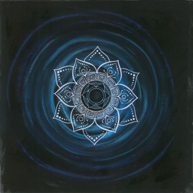Mandala complexe avec des motifs en bleu sur fond noir.