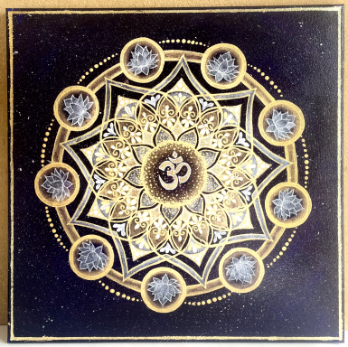 Mandala complexe avec le symbole "Om" et des motifs dorés sur fond noir.