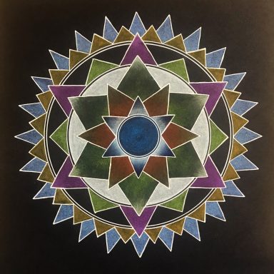 Mandala coloré avec des motifs géométriques sur fond noir.