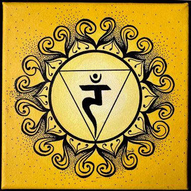 Symbole de la chakra du plexus solaire sur fond jaune, couronné de motifs en spirale.