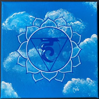 Symbole du cinquième chakra sur fond bleu avec des nuages.