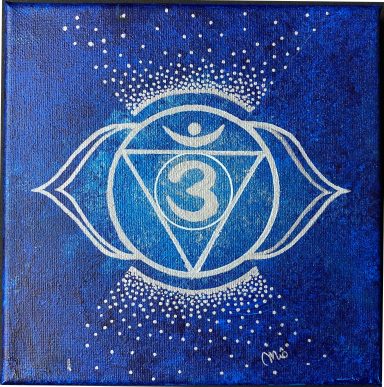 Symbole du troisième œil en bleu avec des motifs célestes en arrière-plan.