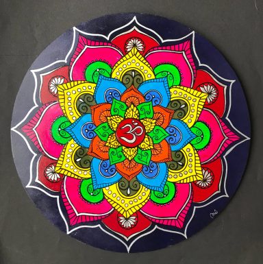 Mandala coloré avec symbole "Om" au centre, motifs floraux entourants.
