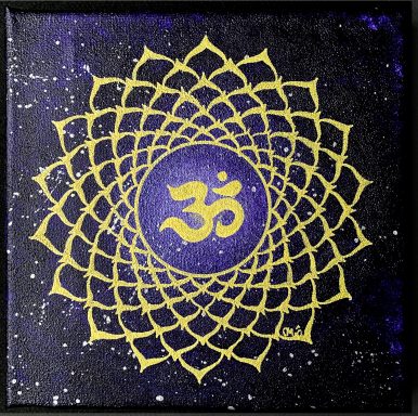 Un symbole "Om" doré entouré d'un motif de lotus sur fond bleu nuit.