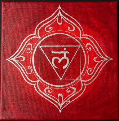 Symbole représentant le chakra racine sur fond rouge avec motifs ornementaux.