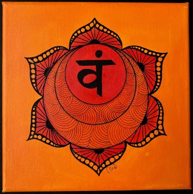 Symbole du chakra sacré en rouge sur fond orange, entouré d’un motif floral.