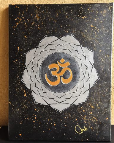 Symbole Om orange sur fond noir avec une fleur de lotus grise et des éclaboussures dorées.