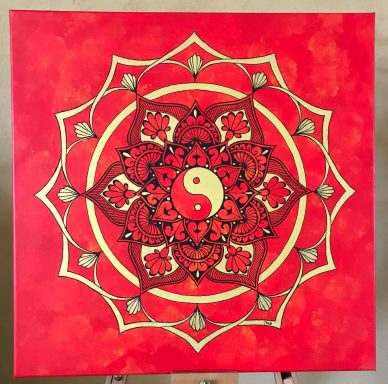 Mandala coloré rouge avec symboles yin-yang et motifs floraux détaillés.